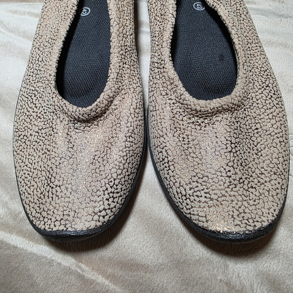 ARCOPEDICO Textured Tan & Gold Metallic Soft Knit Women's Ballet Flats Size 42 - Picture 3 of 7